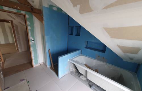 Travaux en cours pour l’aménagement de la salle de bain dans les combles à Vern-sur-Seiche