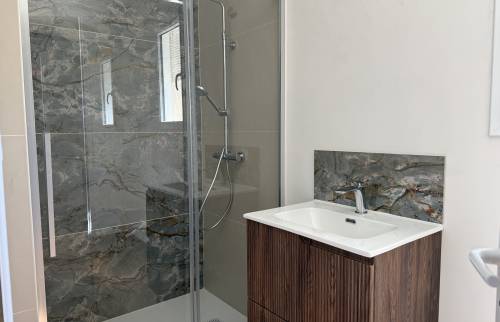 Salle de douche modernisée à Bazas par La Maison Des Travaux