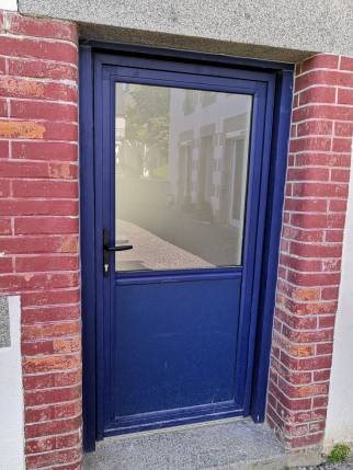 Porte de service aluminium assortie à la porte d'entrée aluminium