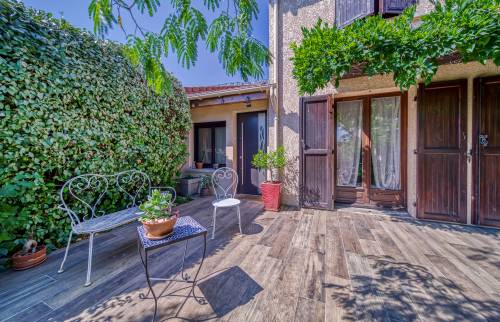 Une belle terrasse en carrelage imitation bois