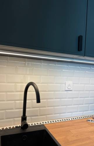 Détail robinetterie noire sur crédence en carrelage métro biseauté