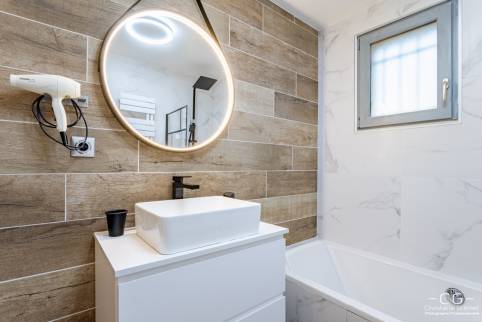 Salle de bain avec baignoire