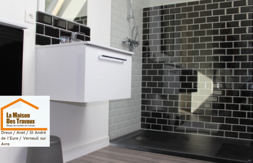 Salle de bain moderne avec carrelage métro noir brillant pour un style élégant et intemporel.