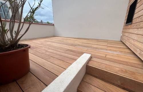 La terrasse en bois exotique terminée