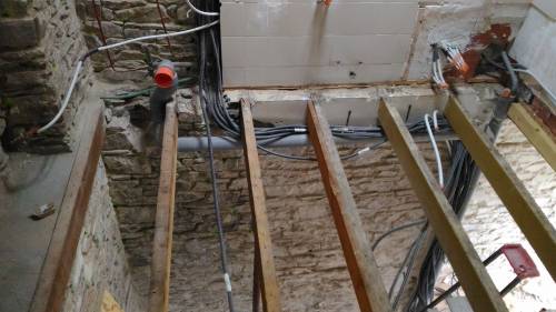 Réparation des solives et changement des planchers de la salle de bain