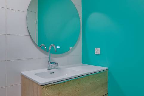 Salle de bains rénovée à Limonest ( 69760) : le meuble vasque avec le miroir LED