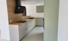 Joli plan de travail en L dans cette nouvelle cuisine