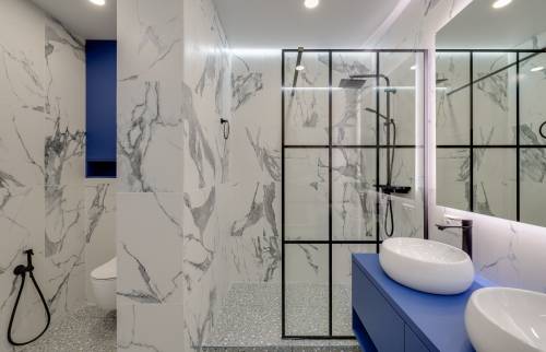 Une salle de bain moderne et élégante - Le Chesnay