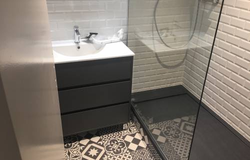 Une salle de bain rafraîchie - maçon 73, plombier 73, électricien 73, plaquiste 73, peintre 73, carreleur 73, menuisier 73, étanchéiste 73, architecte intérieur 73