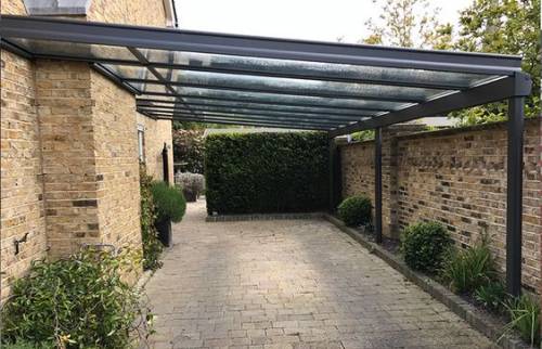 Carport alu extrudé avec vitrage feuilleté 8 mm adossé façade arrière près de Douarnenez (29)