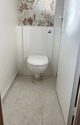 Toilette modernisée après rénovation
