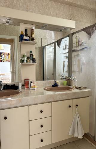 Ancien meuble vasque avant rénovation de salle de bain à Chartres-de-Bretagne