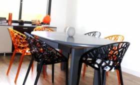 Salle à manger avec chaise colorée