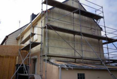 Pose des échafaudages pour préparation du ravalement par application d'enduit