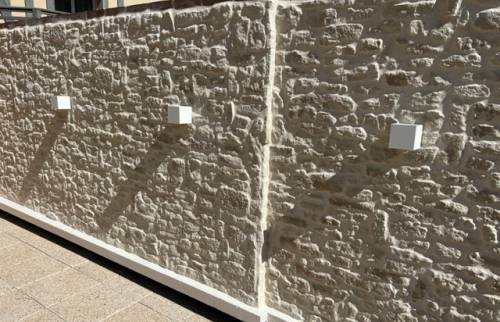 Pierres de parement sur les murs de la terrasse