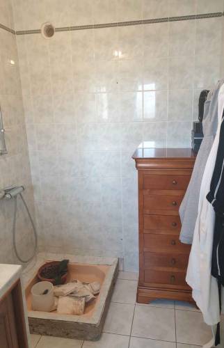 Vieux socle de douche