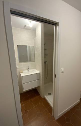 salle de bain appartement rénové La Maison Des Travaux Alès