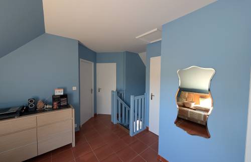 Étage rénové avec nouvelles peintures sur murs et plafonds à Bruz par La Maison Des Travaux Bruz