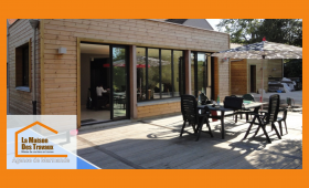 Extension bois moderne avec baies vitrées à Marmande, un nouvel espace lumineux et chaleureux pour toute la famille.