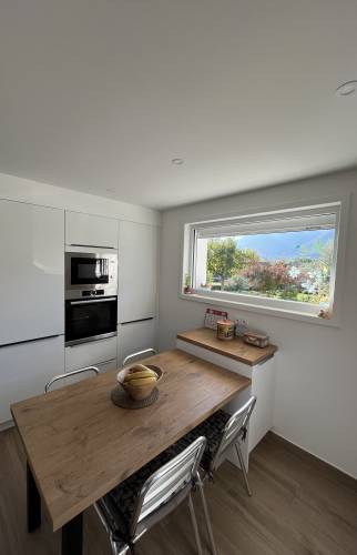 Eléments de cuisine toute hauteur blancs et plan de travail imprimé bois