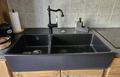 Photo 7 : Evier sabot noir avec sa robinetterie