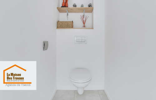 WC suspendu 🚽 : Un coin toilettes minimaliste et raffiné, avec des finitions soignées et une touche décorative épurée.