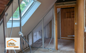 Création d’une salle de bain en rénovation à Loctudy avec reprise des réseaux, réaménagement sous escalier et optimisation des volumes dans cette maison ancienne du Finistère Sud.