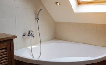 Baignoire d'angle dans la nouvelle salle de bain