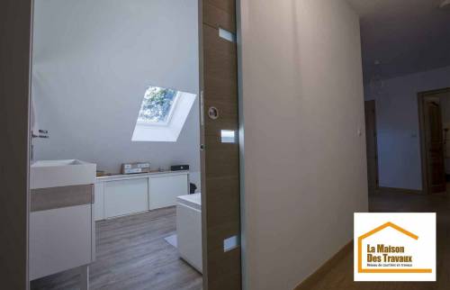 Salle de bain sous comble avec porte galandage