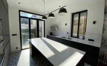 La cuisine avec l'ilot central