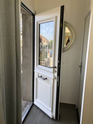 Porte d'entrée moulures et grille dans double vitrage