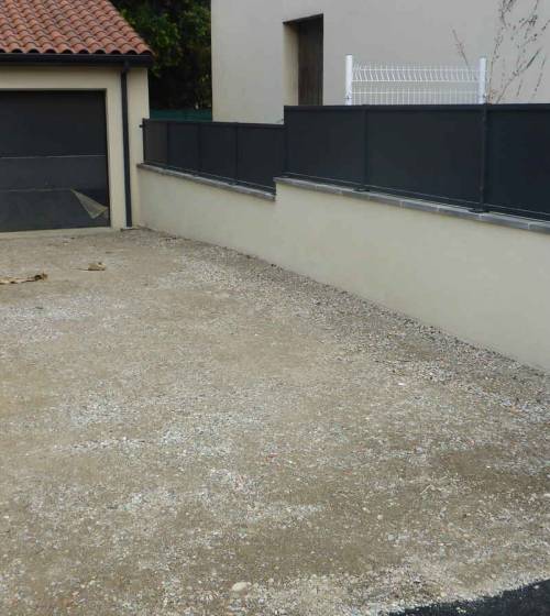 Vue du nouveau mur et béton désactivé par le garage.