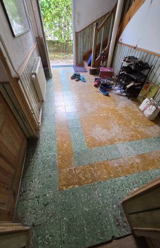 Vue de l'ensemble de l'entrée à rénover