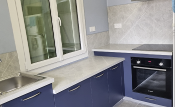 Aménagement de cuisine sur mesure avec décor sol, plan de travail et crédence en décor assorti à Crozon (29160)