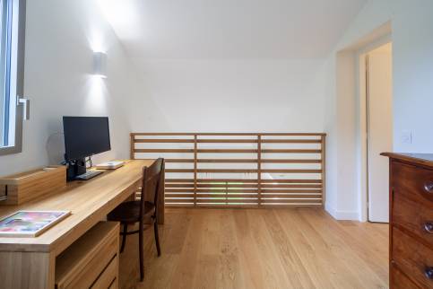 Le bureau installé dans la mezzanine