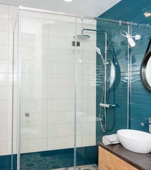 Salle de bain rénovée avec douche ouverte de plain-pied - Le Raincy 93