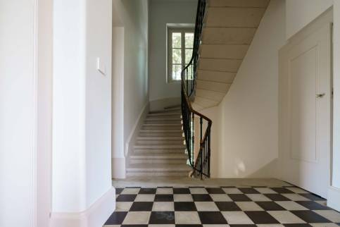 Ecully (69130) : rénovation d'un escalier en pierre  / vue pallier 1 