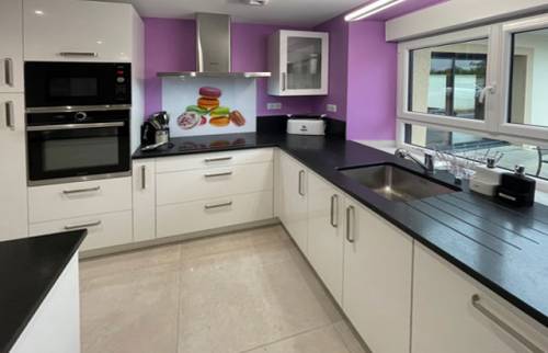 Le coin plaque de cuisson et évier