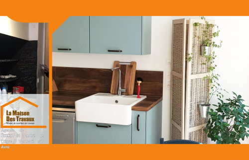 Rénovation de cuisine près de Chérisy – Une cuisine moderne avec façades bleu pastel, plan de travail en bois et évier timbre d’office pour un style chaleureux.