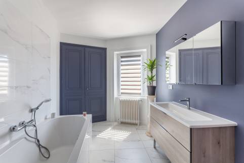 Rénovation complète d'une salle de bains, carrelage imitation marbre blanc et peintures bleu gris