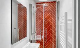 Vue d'ensemble de la nouvelle salle de bain moderne à Saint-Cloud.