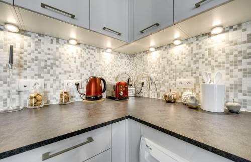 Poser des meubles dans une cuisine à Paris 15