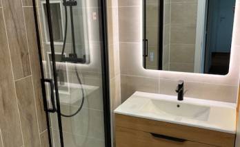 Salle de bain rénovée avec douche ouverte et meuble vasque sur mesure - Nantes 44000