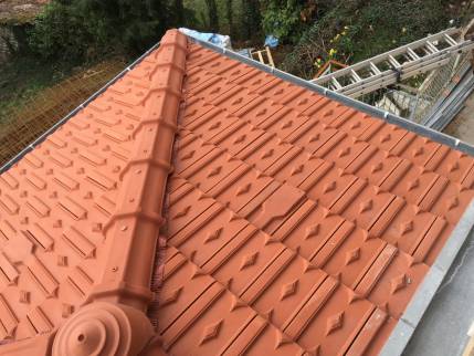 Rénovation et isolation d'une toiture de maison à Lyon - faitage et arêtier