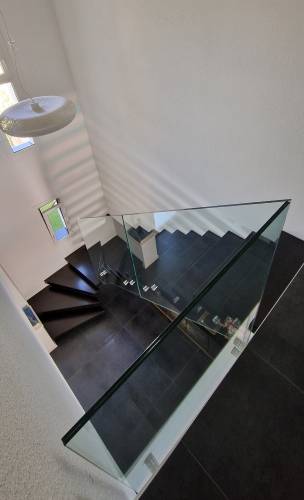 Garde-corps en verre sur escalier à limon caché à Rixheim