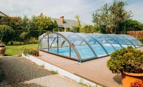 Piscine avec abri manche 