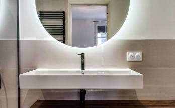 Meuble et vasque de salle de bains et douche