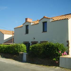 Surélévation d'une maison en pierre, Pornic (44) - Façade avant, rue