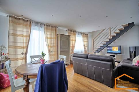 Départ de l'escalier depuis le salon (Brunoy 91800)