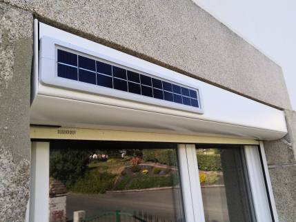 Volet roulant électrique solaire sous linteau en granit